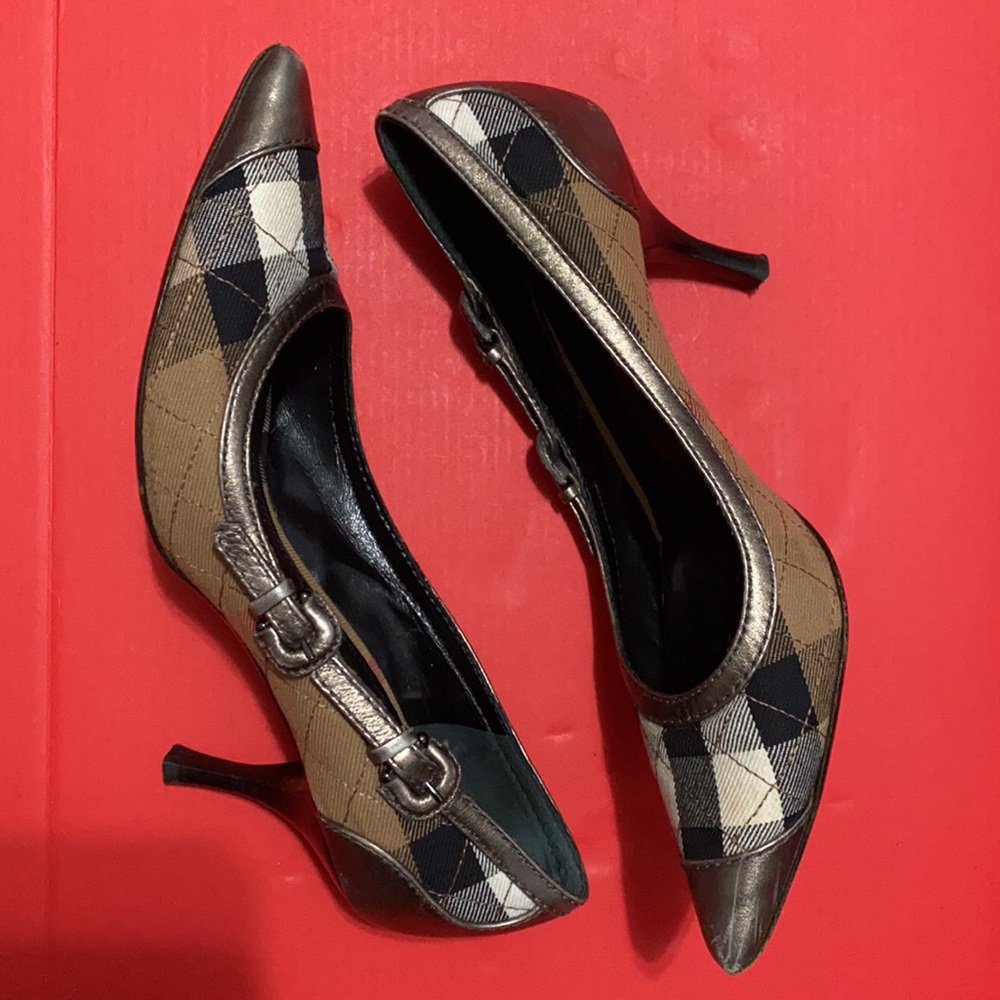 Burberry point-toe pumps .